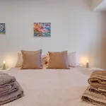 Daire Modern 2-bedroom Near The Sea