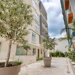 Daire Modern 2-bedroom Near The Sea *
