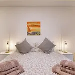 Modern 2-bedroom Near The Sea