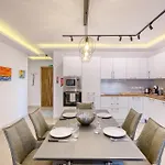Daire Modern 2-bedroom Near The Sea