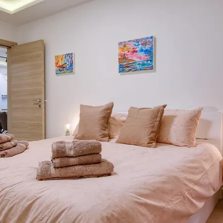 شقة Modern 2-bedroom Near The Sea