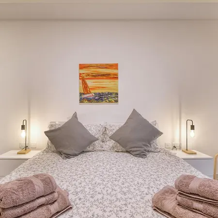 Modern 2-bedroom Near The Sea