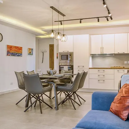 Modern 2-bedroom Near The Sea شقة