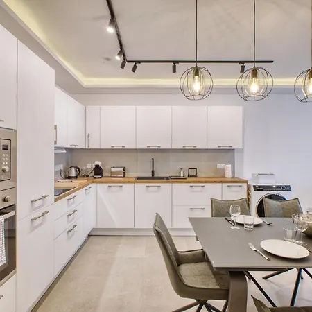 Modern 2-bedroom Near The Sea *