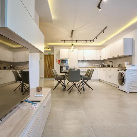 Modern 2-bedroom Near The Sea شقة