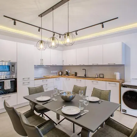 Modern 2-bedroom Near The Sea