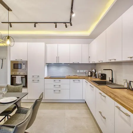 Modern 2-bedroom Near The Sea شقة *