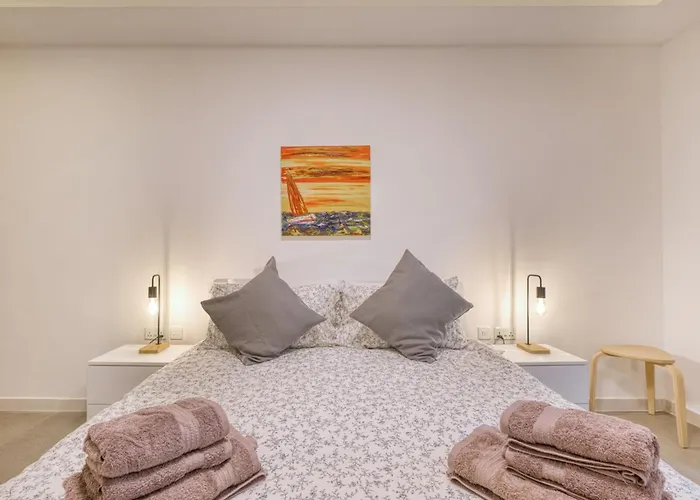 Modern 2-bedroom Near The Sea