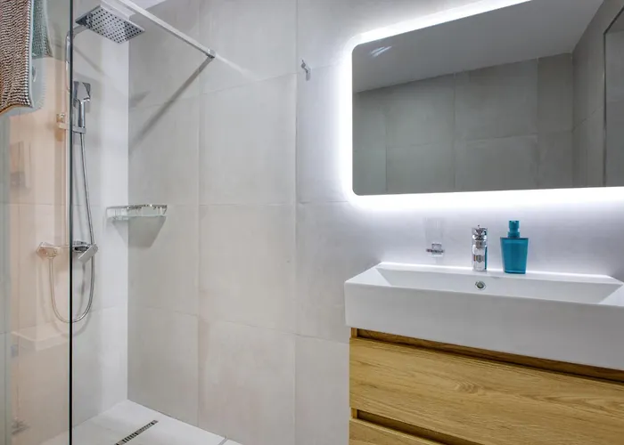 Modern 2-bedroom Near The Sea