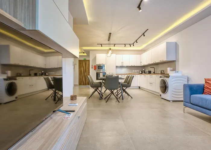 Modern 2-bedroom Near The Sea Апартаменты