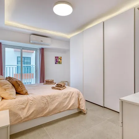 Modern 2-bedroom Near The Sea *