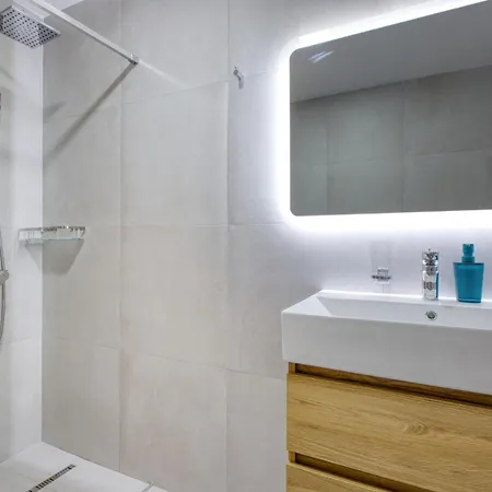 Modern 2-bedroom Near The Sea