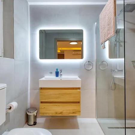 Modern 2-bedroom Near The Sea