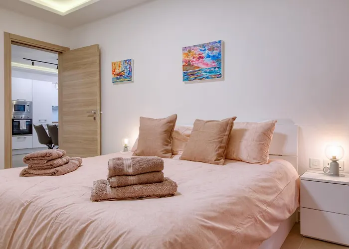 Apartman Modern 2-bedroom Near The Sea