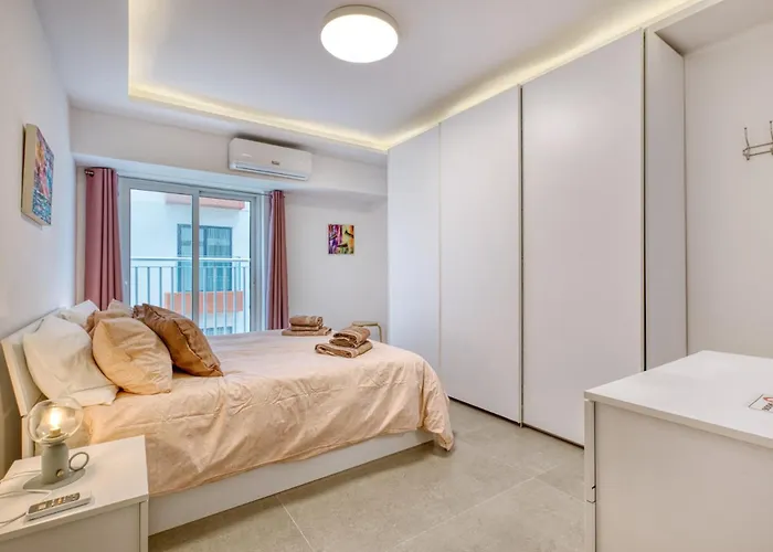 Modern 2-bedroom Near The Sea *