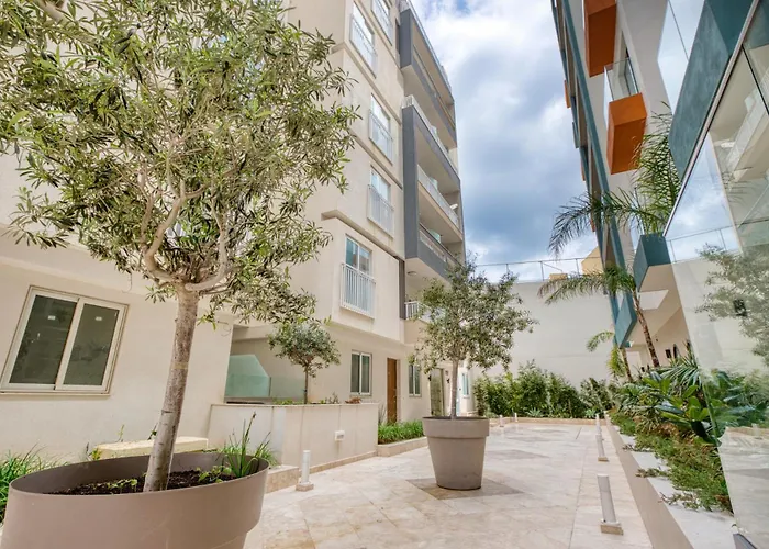 Apartman Modern 2-bedroom Near The Sea *