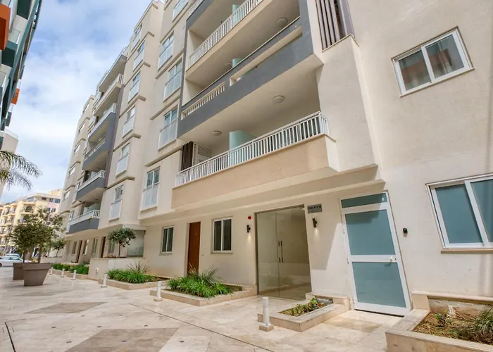 Apartman Modern 2-bedroom Near The Sea