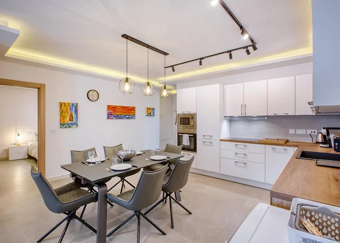 Modern 2-bedroom Near The Sea Apartman *