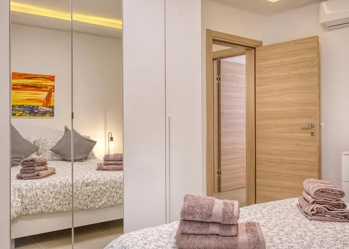 Apartman Modern 2-bedroom Near The Sea *