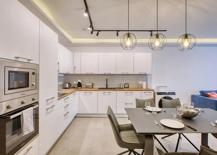 Modern 2-bedroom Near The Sea *