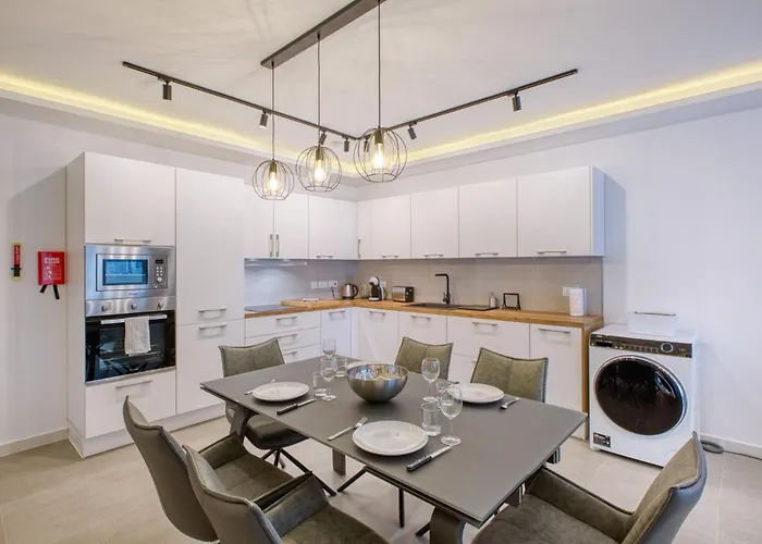 Modern 2-bedroom Near The Sea